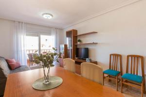 ein Esszimmer und ein Wohnzimmer mit Tisch und Stühlen in der Unterkunft VISTAS A DOS MARES La Manga del Mar Menor KM10 ISLA GROSA 2dormitorios in La Manga del Mar Menor