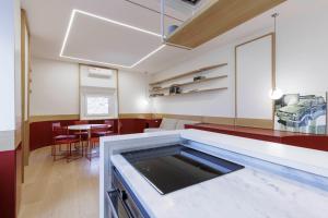 uma cozinha com um balcão de vidro num quarto em Duomo View Apartment em Florença