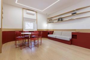 um quarto com uma cama, uma mesa e cadeiras em Duomo View Apartment em Florença