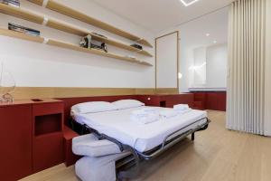 um quarto de hospital com uma cama e prateleiras em Duomo View Apartment em Florença
