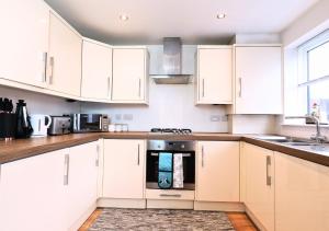 Köök või kööginurk majutusasutuses Central Getaway House with Parking, Garden, Wi-Fi