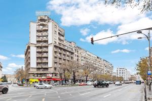 un semáforo en una calle muy transitada de la ciudad con coches en Apartament - Rafinament Arhitectural - Blocul Wilson, en Bucarest
