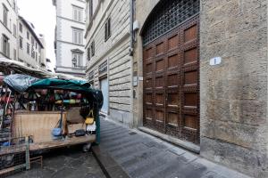 um carrinho numa rua ao lado de um edifício em Duomo View Apartment em Florença