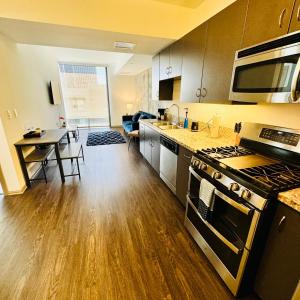 a kitchen with a stove and a counter top at Hollywood Luxury Stay & FREE PARKING in Los Angeles