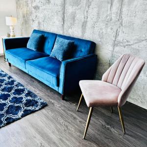 um sofá azul e uma cadeira rosa numa sala de estar em Hollywood Luxury Stay & FREE PARKING em Los Angeles