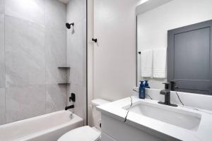 ห้องน้ำของ Vizcaya #1 - Moab's Newest Luxury Rental (Hot Tub)