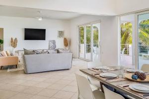 een woonkamer met een tafel en een bank bij Villa Twin Palms 3 bedrooms in Dawn Beach