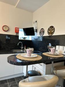 una cocina con 2 tazas de café en una barra en Winter Gardens Flat 2 - Studio en Blackpool