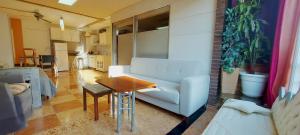 una sala de estar con un sofá y una mesa en Modern apartment in Alacant, 60m², wheelchair accessible, en Alicante