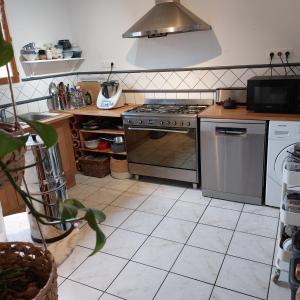 Il comprend une cuisine équipée d'une cuisinière et d'un comptoir. dans l'établissement Villa 80 m2 jardin terrasse 3 chambres Provence, à Volx
