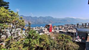 uitzicht op een stad met een waterlichaam bij Casa Yelitza in San Pedro La Laguna