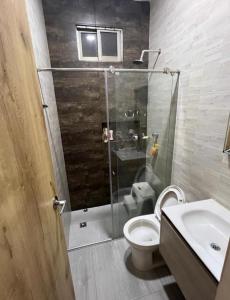a bathroom with a shower and a toilet and a sink at Casa patio / Cabaña / Piscina in Ríohacha