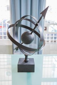uma escultura de metal de um objecto com uma seta em Apartamento Arrayan em Sevilha