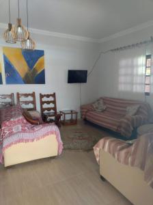 CASA TO Patrao LUXO في إتابيسيريكا دا سيرا: غرفة معيشة بسريرين وتلفزيون بشاشة مسطحة