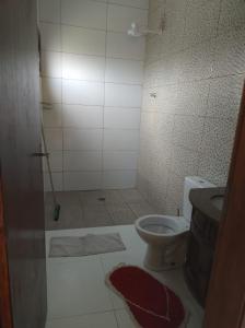 a small bathroom with a toilet and a shower at CASA TO Patrao LUXO in Itapecerica da Serra