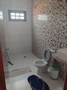 a bathroom with a toilet and a sink at CASA TO Patrao LUXO in Itapecerica da Serra