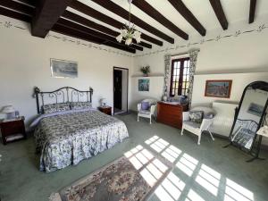 Salerm的住宿－Le Petit Manoir de Campagne，卧室配有一张床和一张桌子及椅子