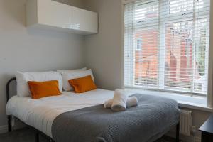 Kama o mga kama sa kuwarto sa Exquisite 3 Bedroom Home Central Birmingham