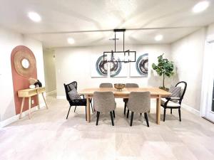 a dining room with a table and chairs at New Relaxing Family Home - Perfect Choice in Great Neighborhood - Spacious in San Antonio