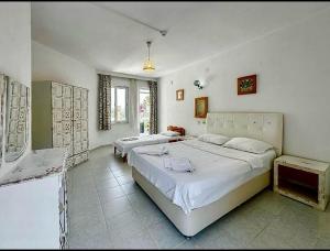 um quarto com duas camas num quarto em Akdeniz Pansiyon em Ekincik