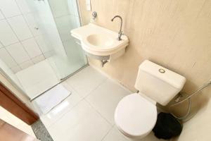 ein Badezimmer mit Toilette und Waschbecken in der Unterkunft 100m da Rodoviaria, 600m da UFV, Ar Condicionado, Elevador e Garagem Paga in Viçosa