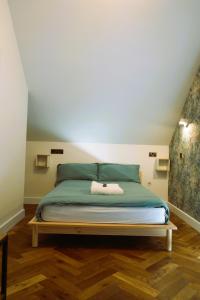 - une chambre avec un lit et une couette verte dans l'établissement Fountain Hotel, à Londres