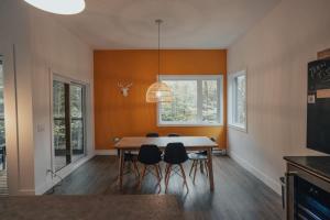 TV a/nebo společenská místnost v ubytování Cottage 42 de la Réserve + 16 fotografií
