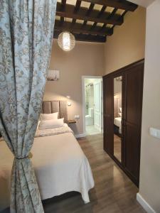 1 dormitorio con 1 cama con cortina azul en La Viña (centro histórico), en Cádiz