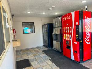 une pièce avec deux machines à cocacola dans un magasin dans l'établissement Super 7 Motel, à Coralville 8 autres photos