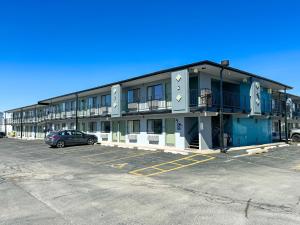 un bâtiment avec une voiture garée sur un parking dans l'établissement Super 7 Motel, à Coralville