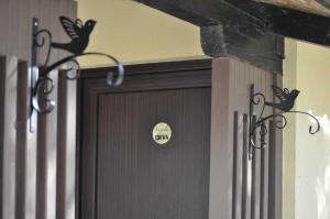 Una puerta con dos pájaros a un lado. en Vikendica Banjska Diva en Ovčar Banja