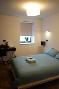1 dormitorio con 1 cama, ventana y escritorio en Fountain Hotel en Londres