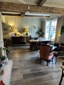 een eetkamer met een tafel en stoelen bij The White Lion Hotel in Upton upon Severn