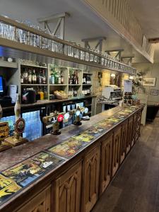 um bar num restaurante com bancada em The White Lion Hotel em Upton upon Severn