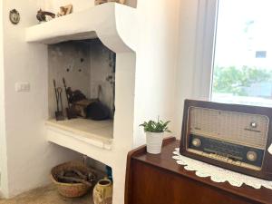 een tv op een houten tafel in een kamer bij Casa Rotulì in Parabita