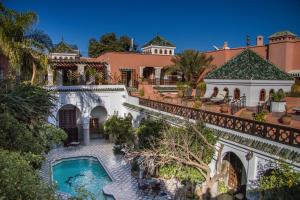 una vista aerea di una villa con piscina di Palais Dar Donab a Marrakech