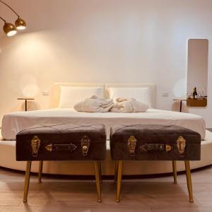 Postel nebo postele na pokoji v ubytování Muralta Suite & Luxury Rooms