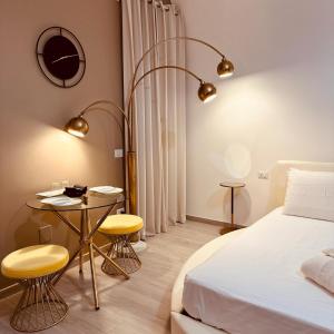 Postel nebo postele na pokoji v ubytování Muralta Suite & Luxury Rooms