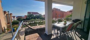 balcón con mesa y sillas en Apartment Zana, en Novalja