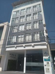 ein großes weißes Gebäude mit Balkonen darauf in der Unterkunft Hotel H53 in Sogamoso