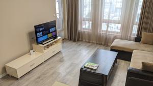 salon z telewizorem i kanapą w obiekcie Lux 2 Central Apartment with Garage w Płowdiwie