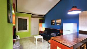 kuchnia z niebieską i zieloną ścianą w obiekcie Villas Canarias apartamento 310 w Adeje