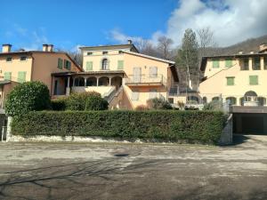 un groupe de maisons avec une couverture devant elles dans l'établissement Appartamento Simone, à Fanano
