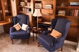 two blue chairs and a lamp in a room at Iron Gate Inn in Madison +18 photos