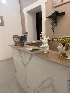 シラクーサにあるMelody Rooms Siracusaの部屋面掛けカウンター