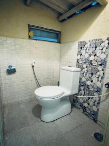 Coorg Heritage Hill View Resort في ماديكيري: حمام مع مرحاض أبيض في الغرفة