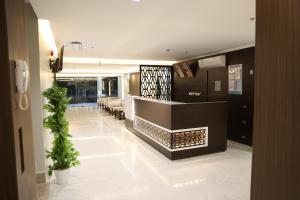 a lobby with a reception desk in a building at لؤلؤ بارك للشقق المخدومة in Arar