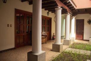 Ciudad ViejaにあるCasa tipo Colonialの中庭の柱群