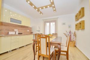 een keuken met een tafel en stoelen in een kamer bij DC Apartment C in Kotor