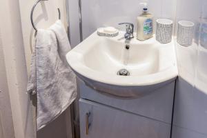 a bathroom with a white sink and towels at Stylish 2 bed house 7mins to Manchester City center in Manchester